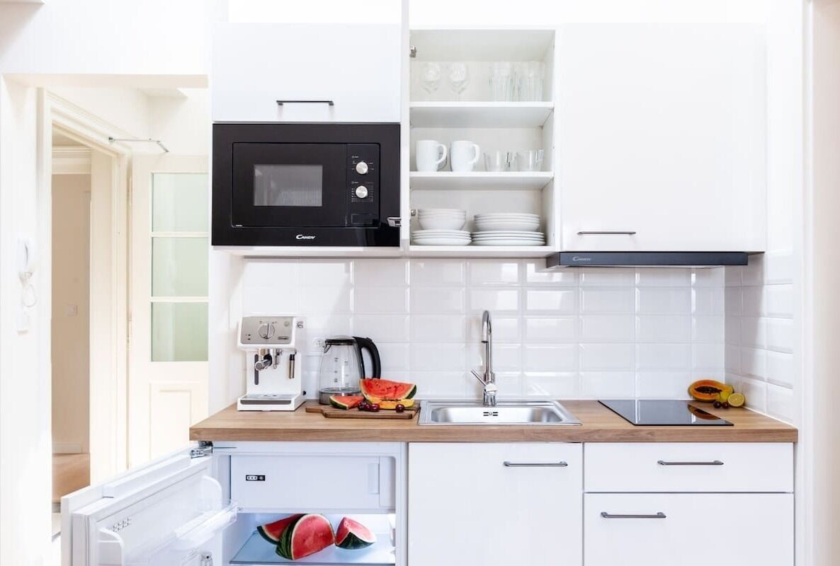 Fridge, microwave, stovetop, coffee/tea maker