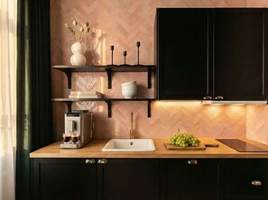 Kühlschrank, Mikrowelle, Herdplatte, Wasserkocher mit Kaffee-/Teezubehör