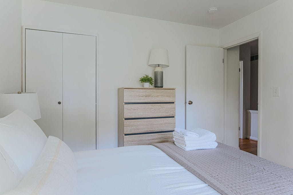 2 habitaciones, escritorio, tabla de planchar con plancha y wifi gratis 