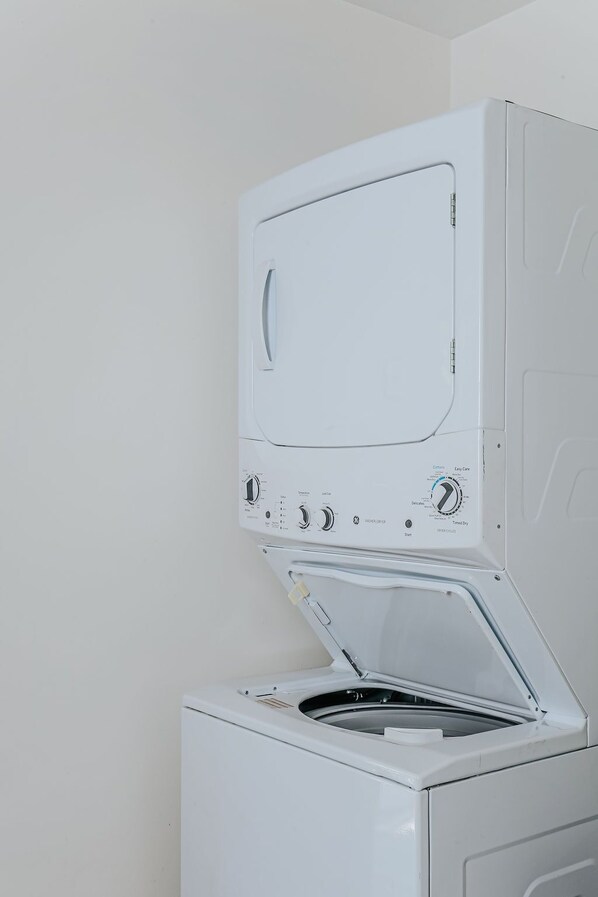 Un lave-linge à chargement frontal doté d’un panneau de commande offrant de nombreux réglages.