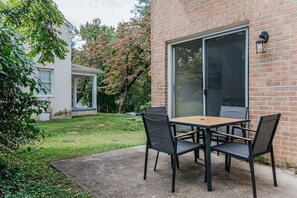 Outdoor dining - Westerly Haven B: Walk to Scott Stadium! (Charlottesville)