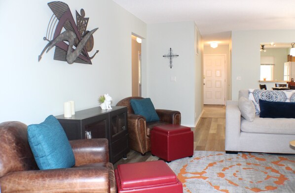 TV, books - Comfortable End Unit Townhome (Hot Springs Village)