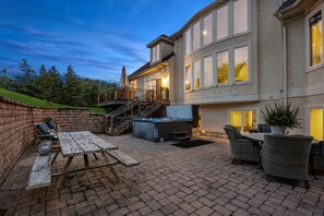 Outdoor dining - Large group getaway with endless entertainment for all ages! (Collegeville)