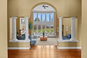 Smart TV, fireplace, video games, DVD player - Large group getaway with endless entertainment for all ages! (Collegeville)