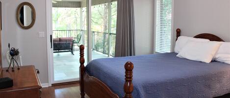 3 bedrooms, desk, WiFi, bed sheets