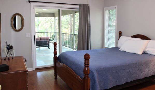 3 bedrooms, desk, WiFi, bed sheets