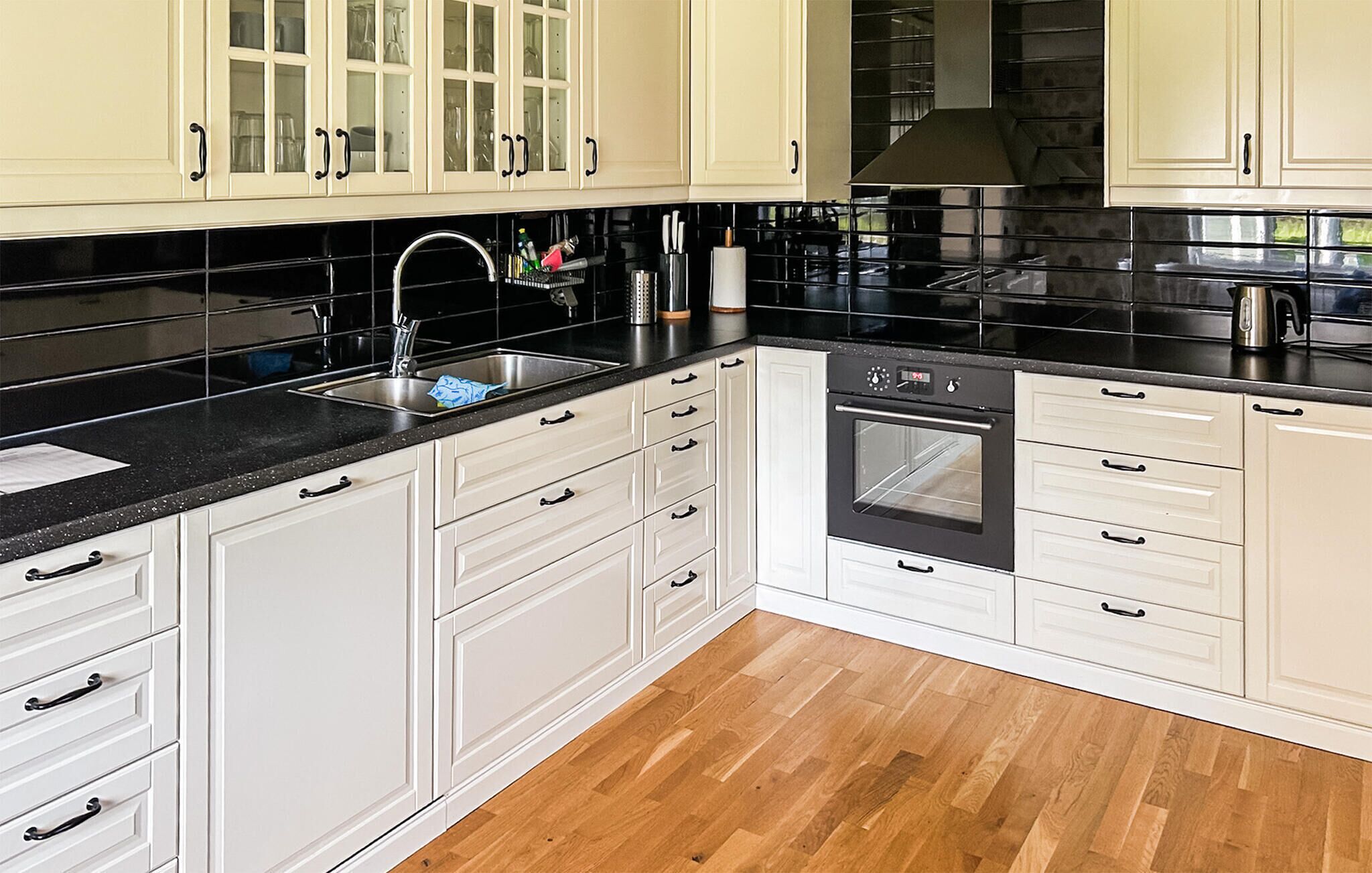 Kylskåp, spishäll, diskmaskin och kaffe- och tebryggare