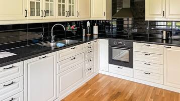 Kylskåp, spishäll, diskmaskin och kaffe- och tebryggare