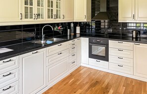 Réfrigérateur, plaque de cuisson, lave-vaisselle, cafetière/bouilloire