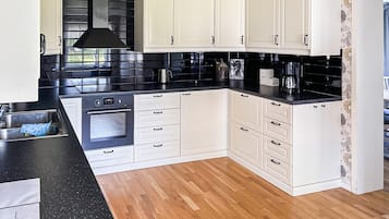 Refrigerador, microondas, placa de cocina, lavavajillas