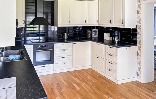 Kühlschrank, Herdplatte, Geschirrspüler