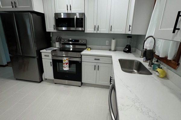 Réfrigérateur, micro-ondes, four, plaque de cuisson