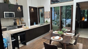Refrigerador, microondas, horno, placa de cocina