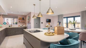 Microwave, oven, dishwasher, coffee/tea maker
