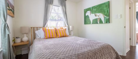 3 bedrooms, desk, WiFi (surcharge), bed sheets