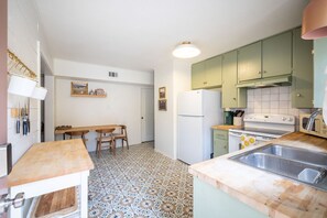 Kjøleskap, mikrobølgeovn, ovn og kokeplater