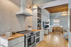 Fridge, microwave, oven, stovetop - St. Philip Collection - Pair of newly renovated homes in Downtown Charleston! (Charleston)
