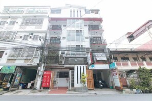 Unclassified image, 4 of 13, button - RedDoorz @ DBuilders Rooms Ph1 Taguig (Taguig)