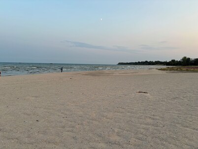 Gorgeous 6-bedroom house. Sleeps 16. .3 mile from the beach!