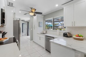 Fridge, microwave, oven, stovetop - Gulf Access Home with Kayaks, Private Pool and Canal View - The Pelican Perch - Roelens (Cape Coral)