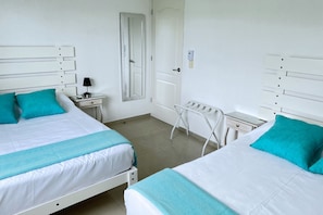 3 habitaciones, tabla de planchar con plancha, wifi y ropa de cama