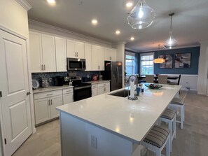 Fridge, microwave, oven, stovetop - Cozy 3-bedroom condo with AC, WiFi in fantastic Ave Maria (Ave Maria)