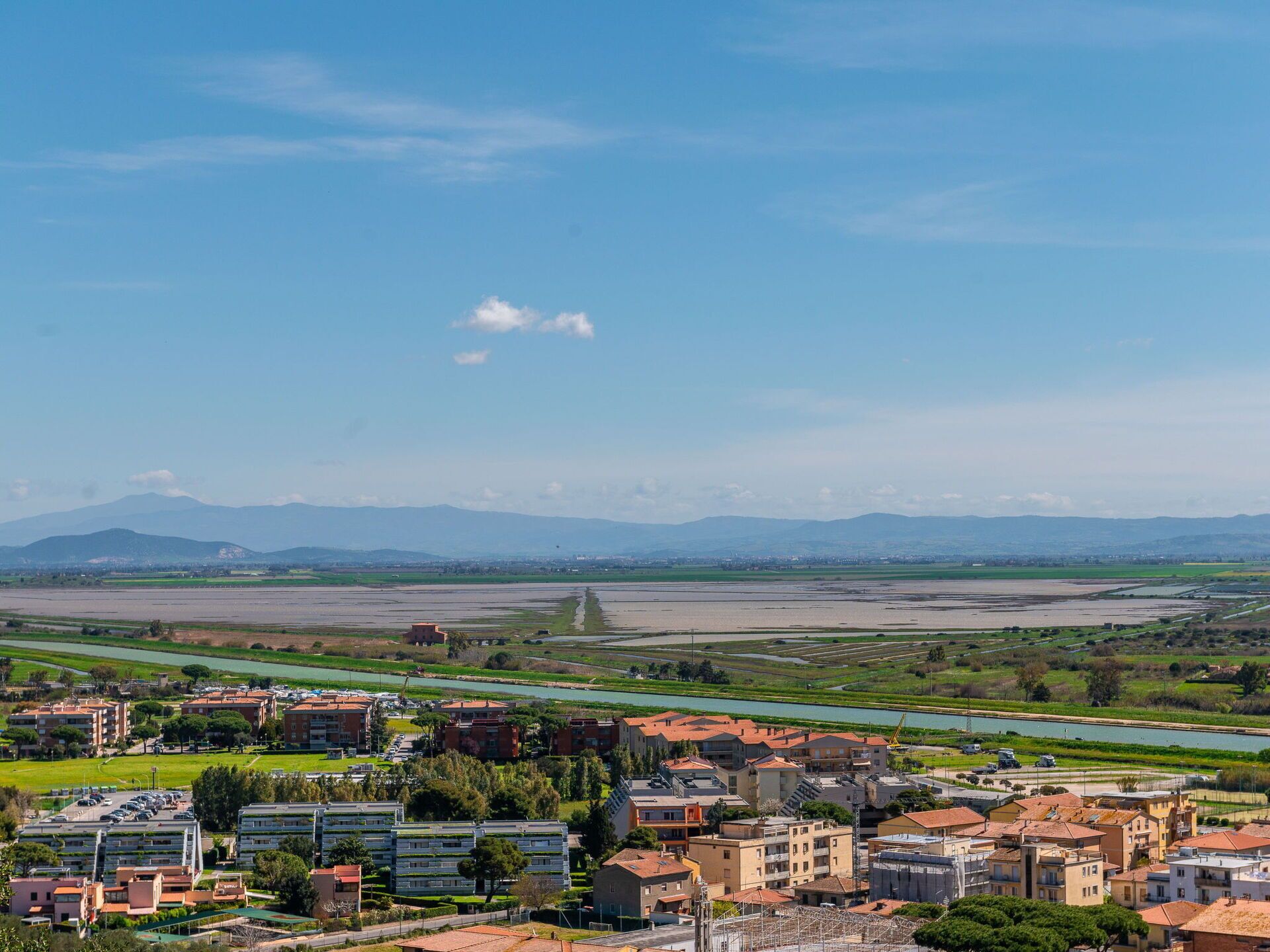 Wolk, Lucht, Berg, Water, Gebouw, Fabriek, Boom, Plain, Horizon, Stad