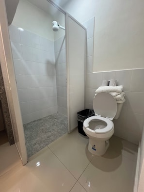 Superior Room | Bathroom | Towels - Suites Mar de Cortes (Mazatlán)