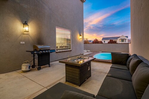 Elim Valley 4228|Private pool, foosball, ping pong, casita, and more!