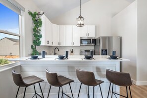 Geladeira, micro-ondas, fogão, cooktop