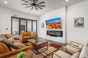 Smart TV, fireplace, foosball, table tennis - Elim Valley 4228, Private pool, foosball, ping pong, casita, and more (Hurricane)