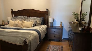 2 chambres, bureau, fer et planche à repasser, lit de bébé portatif