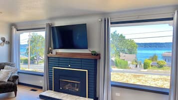 Smart TV, fireplace