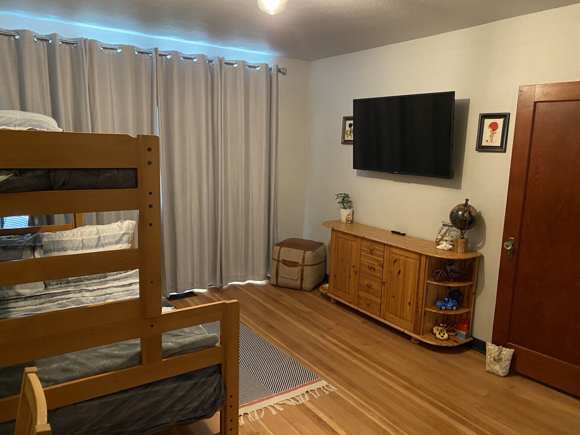 2 多间卧室、办公桌、熨斗/熨衣板、旅行婴儿床