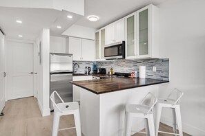 冷蔵庫、電子レンジ、オーブン、食器洗い機