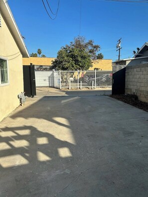 Property grounds - Charming 1-bedroom house with AC and WiFi in gorgeous Long Beach (Long Beach)