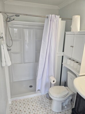 تجهيزات دش، مجففات شعر، مناشف، ورق حمّام