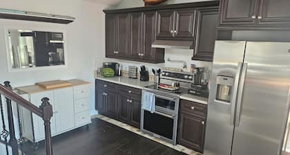 Beautiful Floating Home on the Columbia River close to PDX airport and freeway