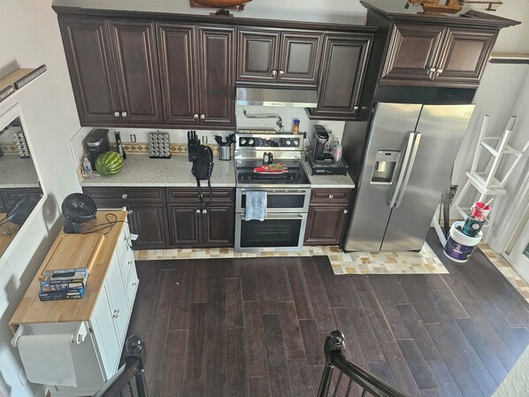 ثلاجة، ميكروويف، فرن، موقد طهي مسطح