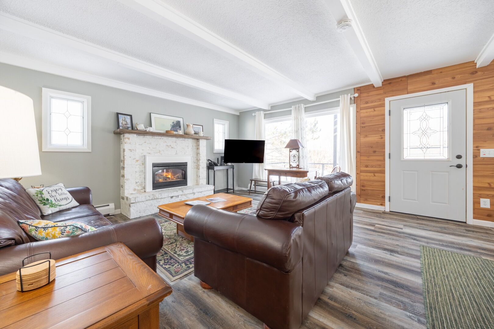 TV connectée, cheminée, chaîne hi-fi