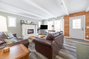 Smart TV, fireplace, stereo