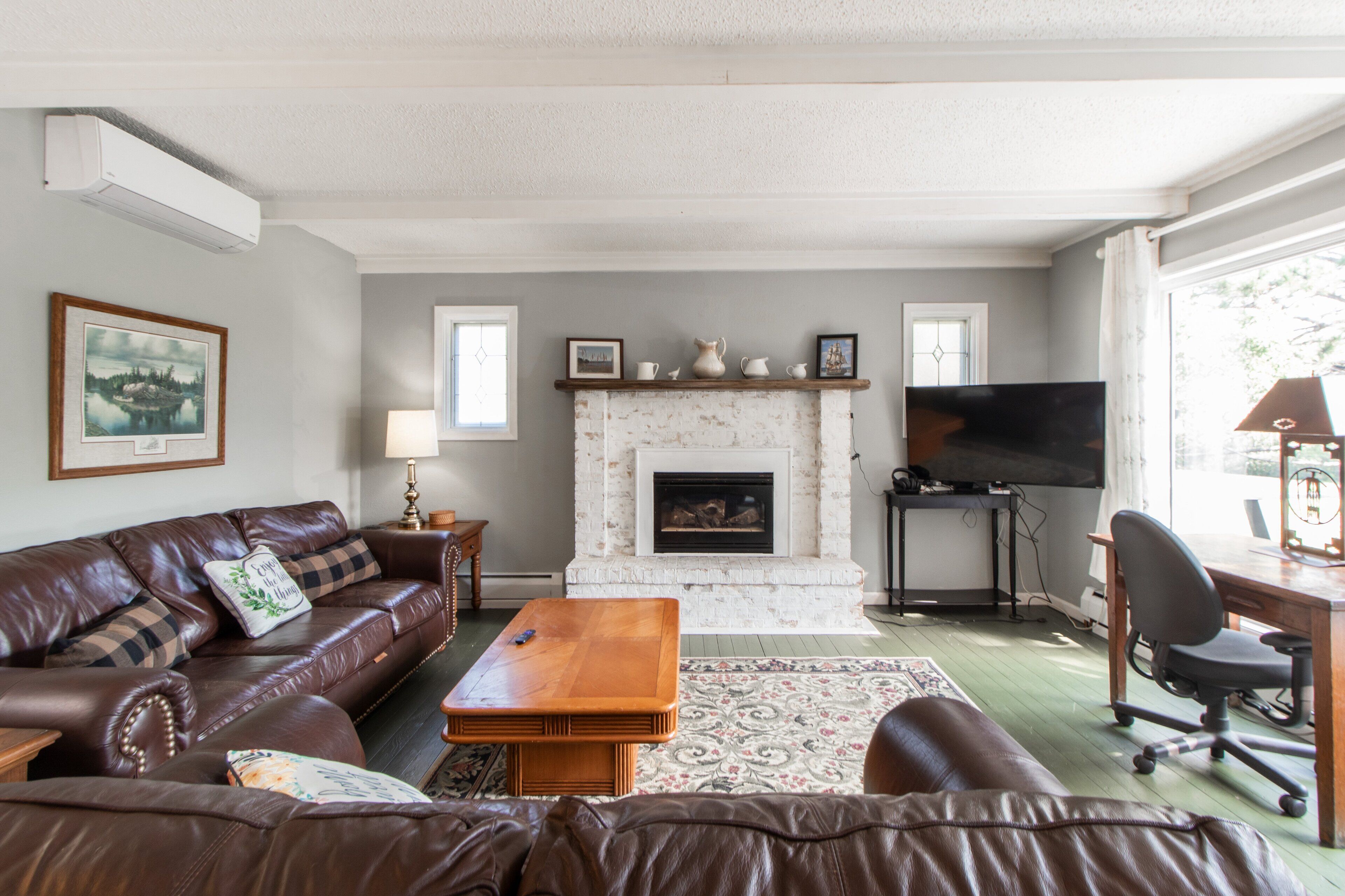 Smart TV, fireplace, stereo