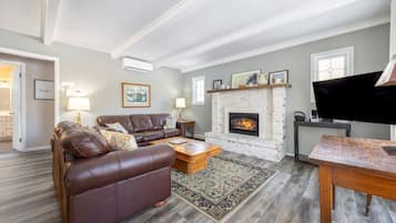 Smart TV, fireplace, stereo