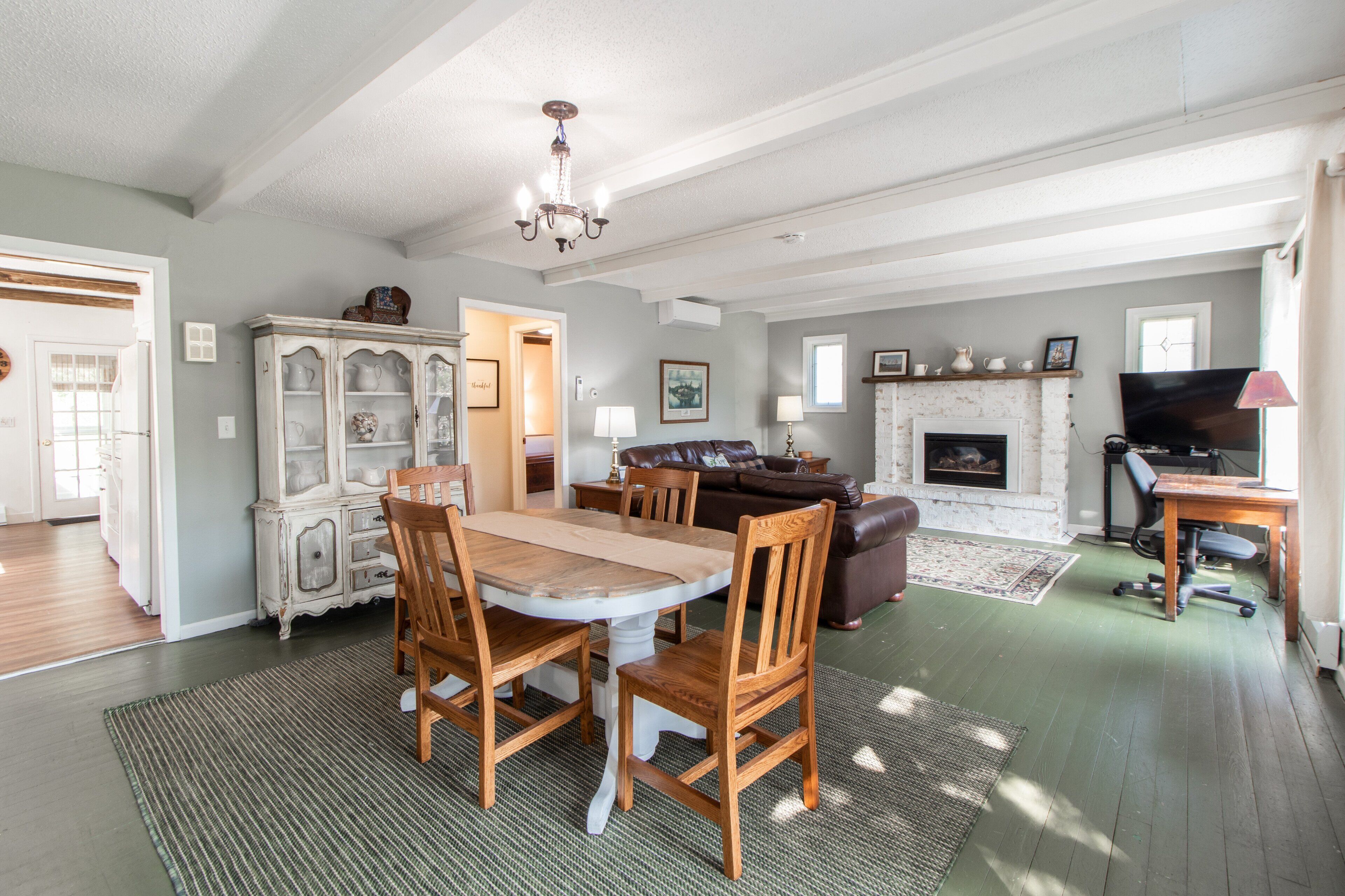 Smart TV, fireplace, stereo