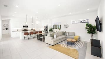 Smart TV, chimenea, futbolito y tenis de mesa