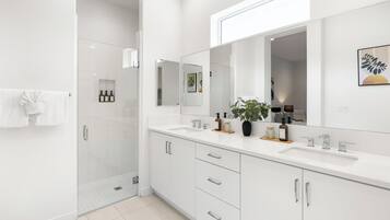 Shower, hair dryer, towels, shampoo