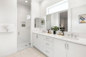 Shower, hair dryer, towels, shampoo - Play Paradise: Pool+Spa, BBQ, Game Room, PGA West! (La Quinta)
