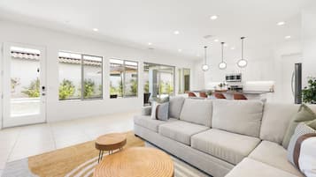 Smart TV, chimenea, futbolito y tenis de mesa