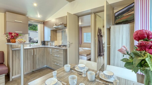A compact, modern kitchen with a dining area. - Pet friendly (sta)caravan in Irrhausen (Irrhausen)