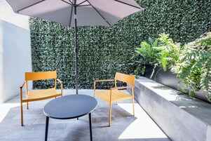 Deluxe Studio Suite, 1 King Bed, Patio | Terrace/patio